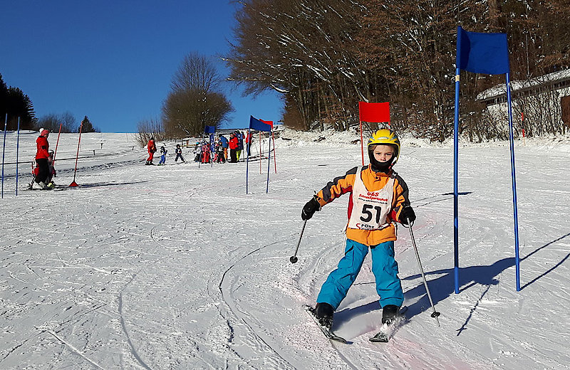 Skirennen für Kinder im Skigebiet Bayern